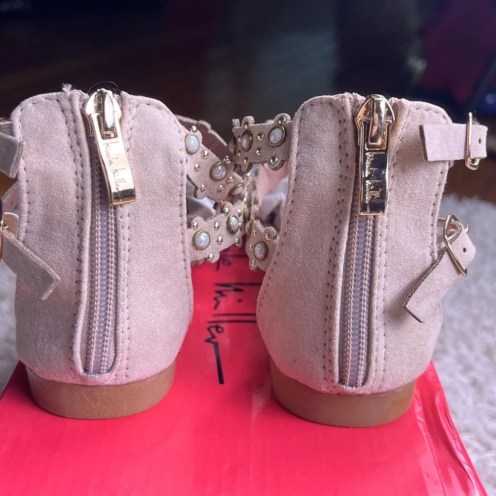 BIG GIRLS NICOLE MILLER “CINDY” SANDAL BEIGE SZ 2 NIB